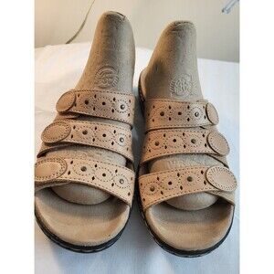 Clarks womens sandals 7.5, Beige, Hook/loop Closure, Very Good Condition